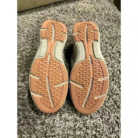 Clarks Wave 2.0 Step Slip On Stone Grey Sneaker Size 8 - Picture 6 of 7